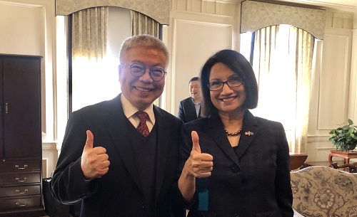 北科大校長王錫福（左）與美國賓州州大校長班達普迪（Neeli Bendapudi）相見歡。