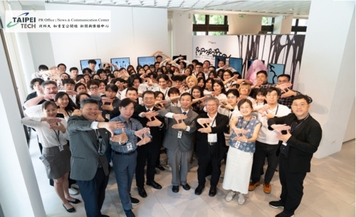 北科大互動設計系畢業展開幕式師生合影