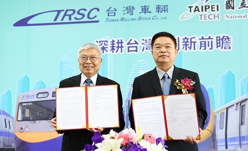 北科大校長王錫福（左）與台灣車輛董事長蔡煌瑯代表簽約。