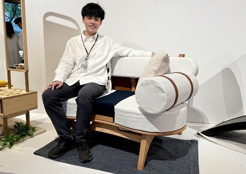 北科大家具專班大三學生吳彥哲（圖）、蔡宇勝結合沙漏巧思設計沙發「Leather Pages」。