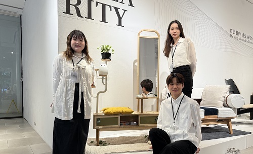北科大家具專班大三學生林宜萱（後）、游士禾（右前）、宋翊瑄從洞洞板發想出玄關家具「DON DON」。