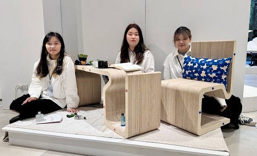 北科大家具專班大三學生鄭伊婷（左起）、郭姵廷、賴佑瑄合作設計「Line」模組化家具。