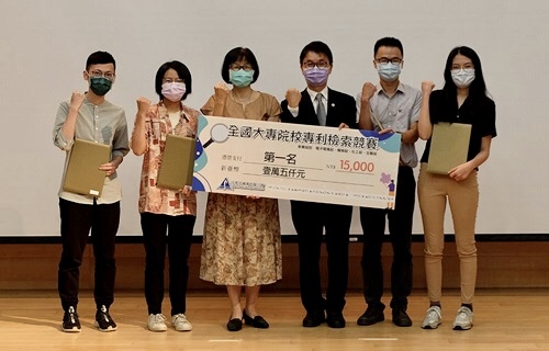 智財所研究生王亭文（右一）榮獲生醫組冠軍。