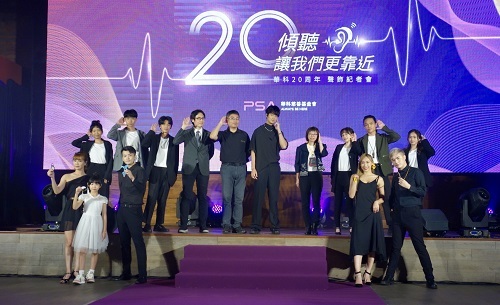 北科大工設系教授鄭孟淙（後排左四）、華科基金會執行長林龍森（後排左五）與歌手許書豪（後排右五）及6位學生設計師合影。