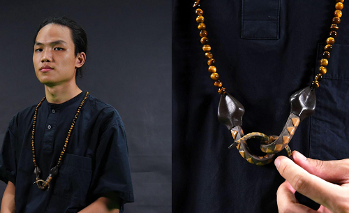 施子淨作品「Guardian Hear」將助聽器結合排灣族百步蛇圖騰和琉璃珠項鍊設計。