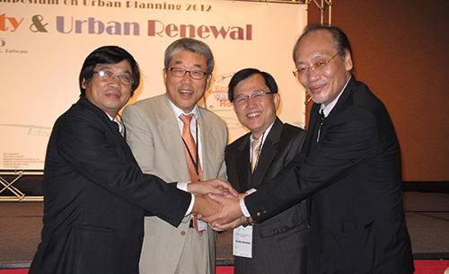 都市計劃學會前理事長彭光輝（右二）於臺灣主辦2012年ICAPPS時，與日本（右）、韓國（左二）、越南（左）之都市計畫學會時任理事長合影。