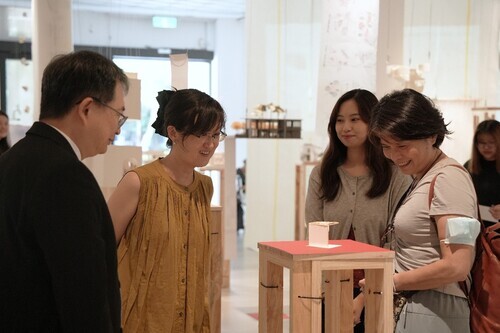 圖2：設計學院王鴻祥院長、藝文中心黃儀婷主任與設計學院蘇瑛敏副院長欣賞同學作品