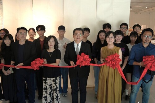 圖1：建築系跨年級聯展《Mesentery》剪綵合照，由左至右：建築系黃光庭老師、建築系黃少妤主任、設計學院王鴻祥院長、藝文中心黃儀婷主任、建築系陳學甫老師