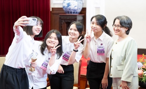 北科大科技女婕思獲獎學生赴總統府接受副總統接見，現場開心合影留念。