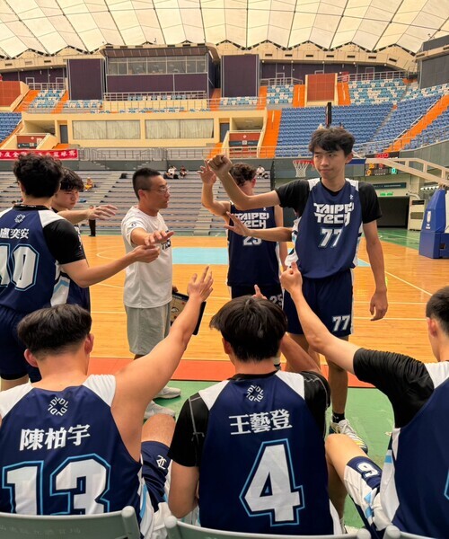 籃球隊於比賽前加油打氣