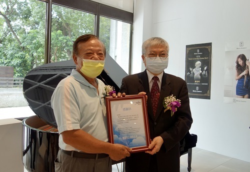 北科大校長王錫福（右）與中華民國航空模型協會理事長陳正峰合影。