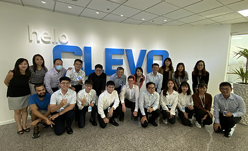 藍天電腦副董蔡明賢與實習學生於藍天電腦總部合影。