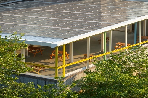 承德陽光活力廣場位於北科大圖書館屋頂，發電供校內行政大樓使用。