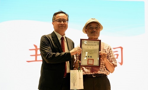 北科大副校長楊重光（左）代表致贈感謝狀予美國田納西大學榮譽教授蔡秉燚校友。