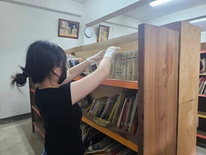 志工協助整理圖書館，改善學童閱讀環境。