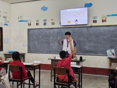 志工以互動教學陪伴泰北學童學習華文。