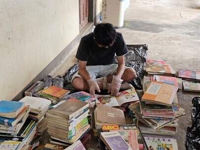 志工整理圖書與物資，協助充實校園學習資源。