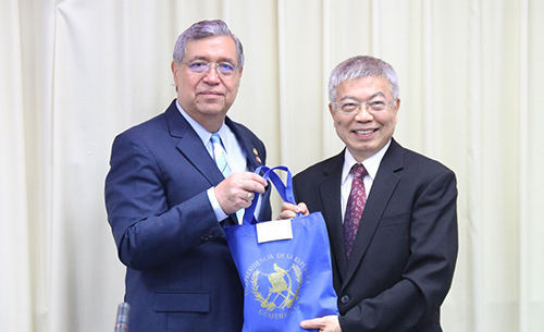 北科大校長王錫福（右）與瓜地馬拉副總統卡培拉互贈禮物。