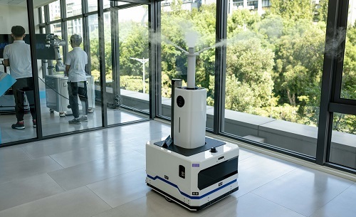 北科大團隊與友達光電合作開發無塵室專用的全自動清潔機器人，有效減少工廠人力成本。