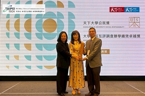 白副校長(右)與本次獲獎USR代表專案「泥好共好－科技賦能鶯歌陶瓷暨文化永續培力計畫」主持人王怡惠教授(左) 共同領獎