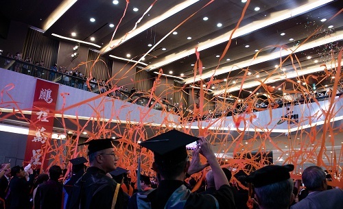 北科大111學年度畢典拋出祝福彩帶，歡送畢業生。（攝影：陳薇安）