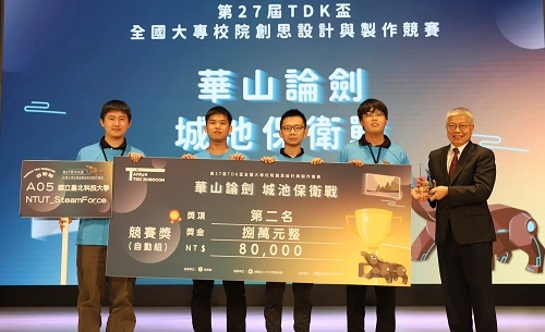 技優專班黃琨棋（左二）與團隊合作獲得2023 TDK競賽「自動組」第二名、創意獎佳作。