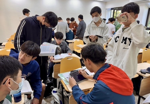 北科大電子系副教授鍾明桉於「計算機概論」導入拼圖式合作教學，圖為學生分工研讀不同子題並互教互學，提升學習動機。