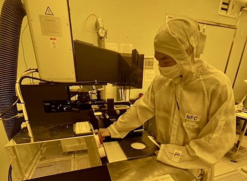 北科大材資系副教授徐曉萱於EMI課程「電子材料」導入生成式AI結合儀器操作，提升學生理解與學習成效。