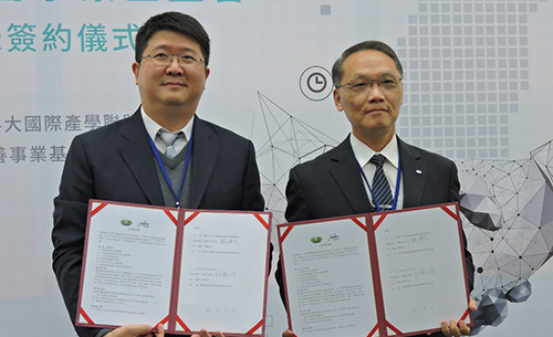 北科大副校長任貽均（左）、慈濟基金會顏博文執行長分別代表簽訂MoU。
