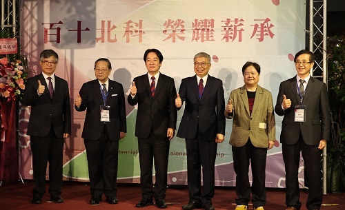 北科大110週年紀念柱揭幕典禮貴賓合影。