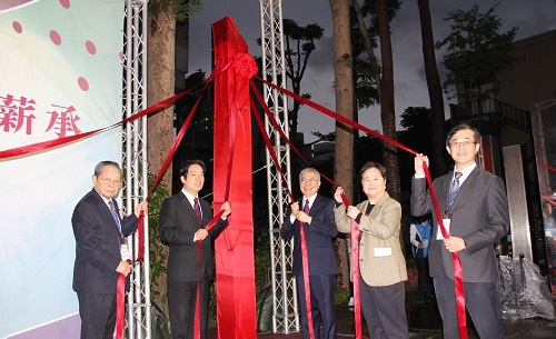 北科大110週年紀念柱揭幕典禮貴賓合影。（洪錫範攝影）