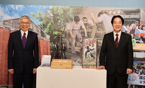 北科大校長王錫福（左）代表北科大致贈紀念品予賴清德副總統。