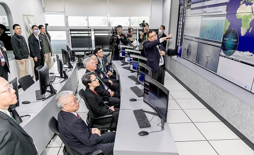 副總統蕭美琴等貴賓參觀北科大B5G人才培育基地-太空任務規劃與系統分析實驗室。圖片