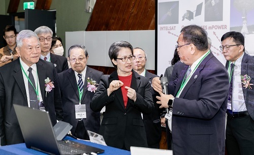 副總統蕭美琴等貴賓參觀北科大B5G人才培育基地-通訊酬載設計與驗測實驗室。圖片