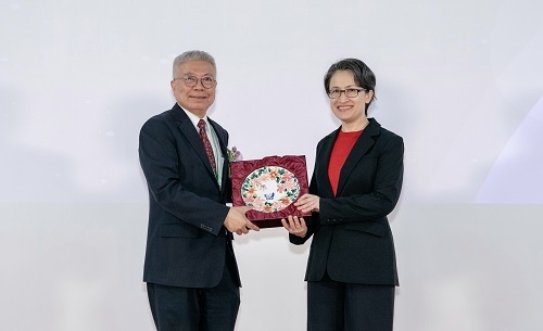 北科大校長王錫福（左）致贈陶瓷彩繪盤予副總統蕭美琴。圖片