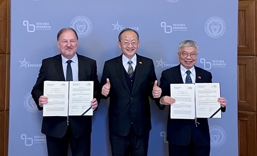 北科大校長王錫福（右）與華沙理工大學校長札蘭巴（Krzysztof Zaremba）代表續約，並由駐波蘭代表陳龍錦見證。