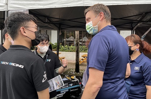 Fulbright團隊參觀北科大社團博覽會，學生方程式賽車隊以英文介紹。