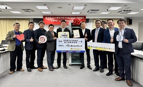 北科大校長任貽均（左）與沃亞科技總經理郭一男共同出席北科大「多點式微汙染監測系統捐贈儀式」。