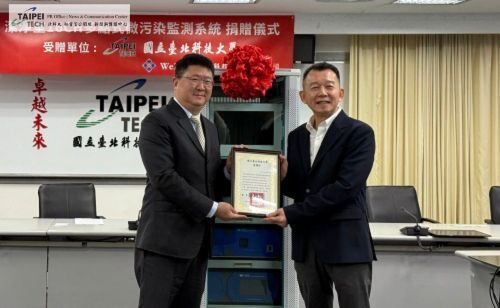 北科大校長任貽均（左）與沃亞科技總經理郭一男共同出席北科大「多點式微汙染監測系統捐贈儀式」。