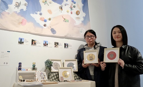 李芮瑄（右）、楊惠心用像素風格畫和鋅板工藝，設計20款萌版金門風獅爺。