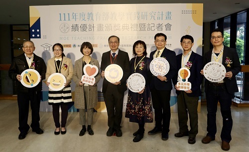 北科大教學實踐研究績優計畫獲獎數為全台第一，北科大副校長楊士萱（左四）與7位獲獎教師典禮合影。