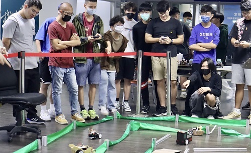 北科大車輛系教授蕭耀榮首創將歐洲賽車拉力賽情境融入程式設計必修課，激發學生求知慾。