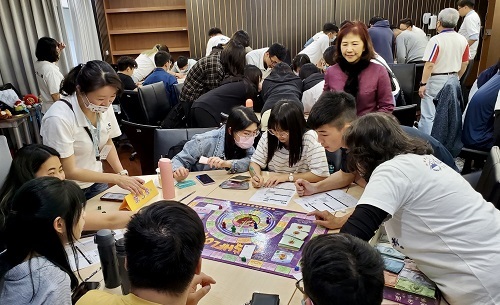 北科大資財系教授林淑玲運用「財富自由現金流桌遊」，讓學生透過遊戲過程學習正確的理財觀念。