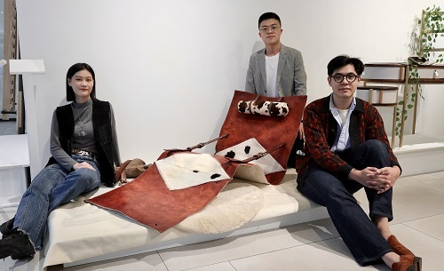 蕭琦（左起）、張鈞彥、劉佳棋以植鞣牛革、彈簧鋼打造流線躺椅「～」。
