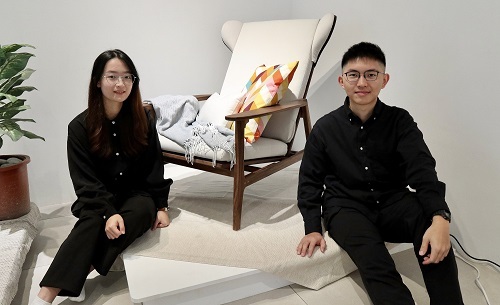 李心儀（左）、張愷合作設計小宅必備的可調式休閒椅「Chillax」。