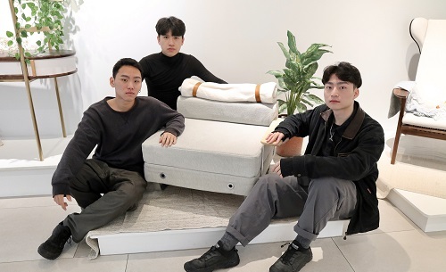 許晉嘉（左起）、謝承恩、王人頡合作設計模組化沙發「gentle tank」。