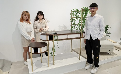 周玟安（右起）、黃婕柔、陳旻琪設計融合花架的療癒系家具「FLORA」。