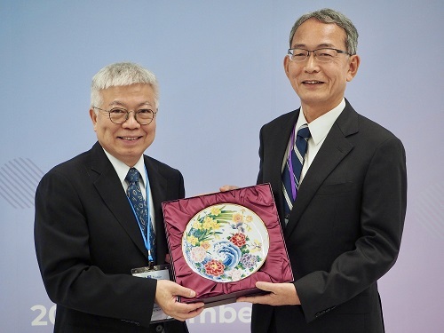 北科大校長王錫福（左）致贈陶瓷彩繪盤予日本東北大學IMRAM所長福山博之。圖片