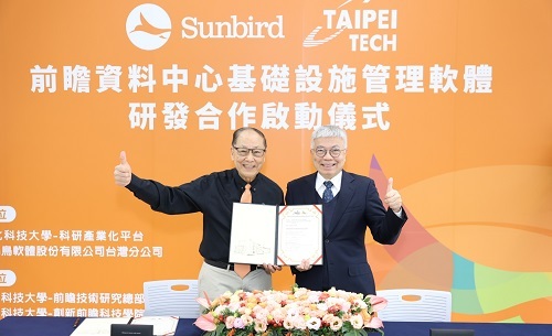 北科大校長王錫福（右）、Sunbird董事長徐清一共同簽署前瞻資料中心基礎設施管理軟體研發合作合約。