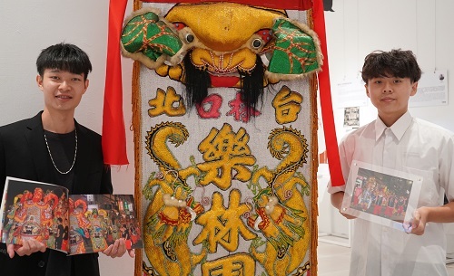 北科大文發系學生楊穎超（右）、黃雋越透過紀錄片及攝影集，協助延續林口樂林園軒社文化。